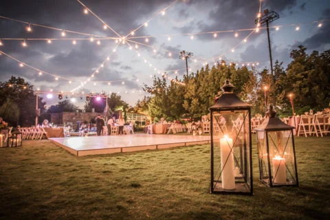 أفضل 5 أفكار إضاءة مبتكرة لحفل زفاف خارجي