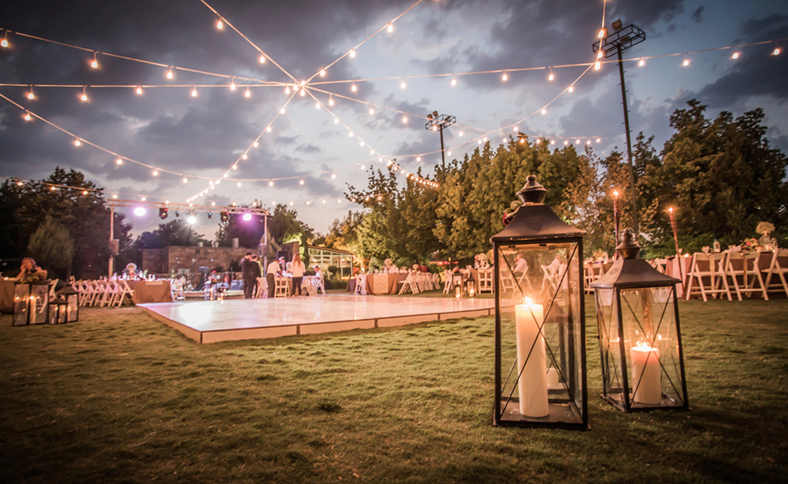 أفضل 5 أفكار إضاءة مبتكرة لحفل زفاف خارجي